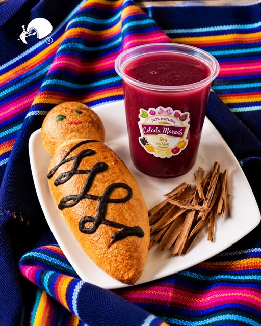 Colada morada y pan de Rey Frank sobre un mantel tradicional